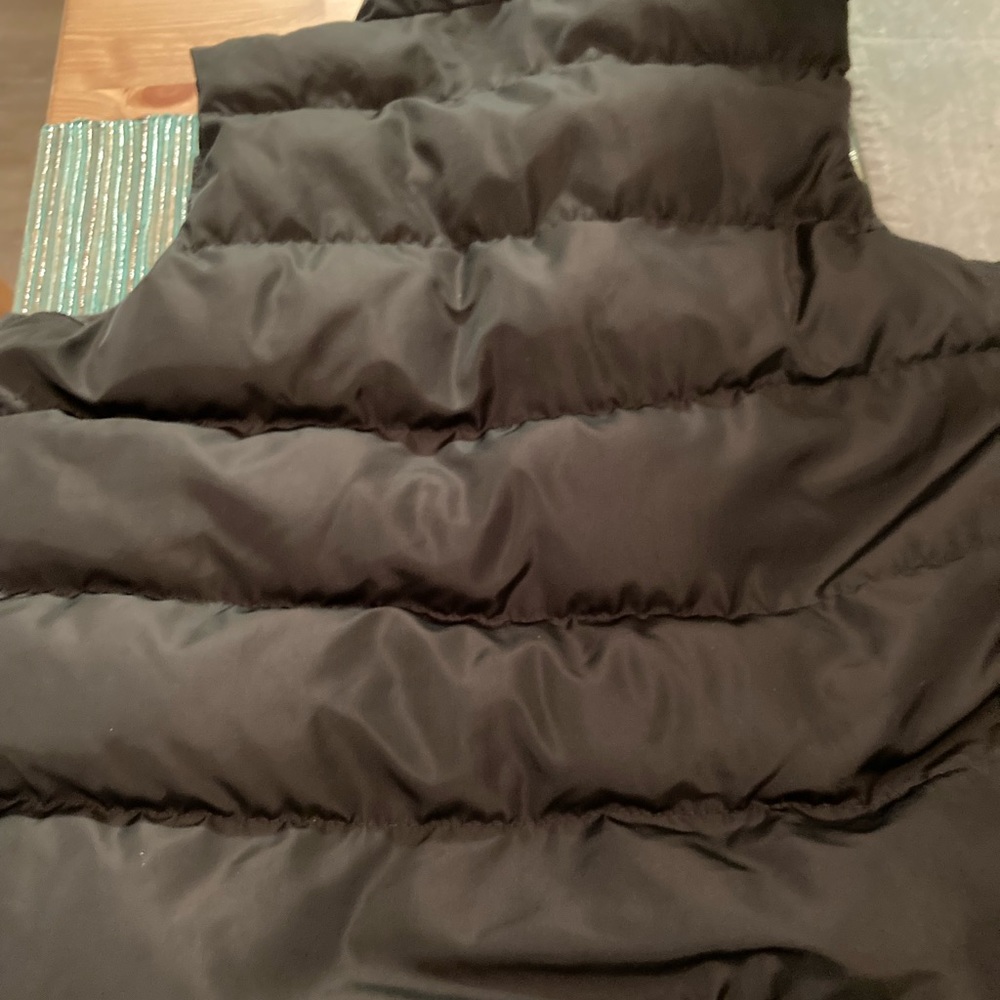 Black puffer vest! Great condition - Picture 3 of 7